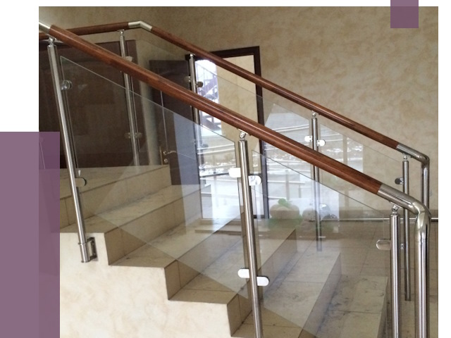 Комбинированные перила из металла и дерева в Устях-Джегуте